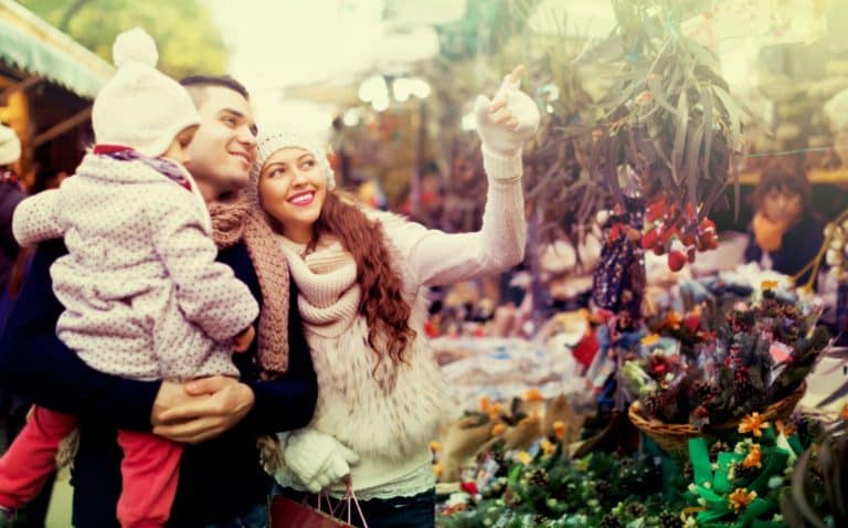 Familie fröhlich auf dem Weihnachtsmarkt