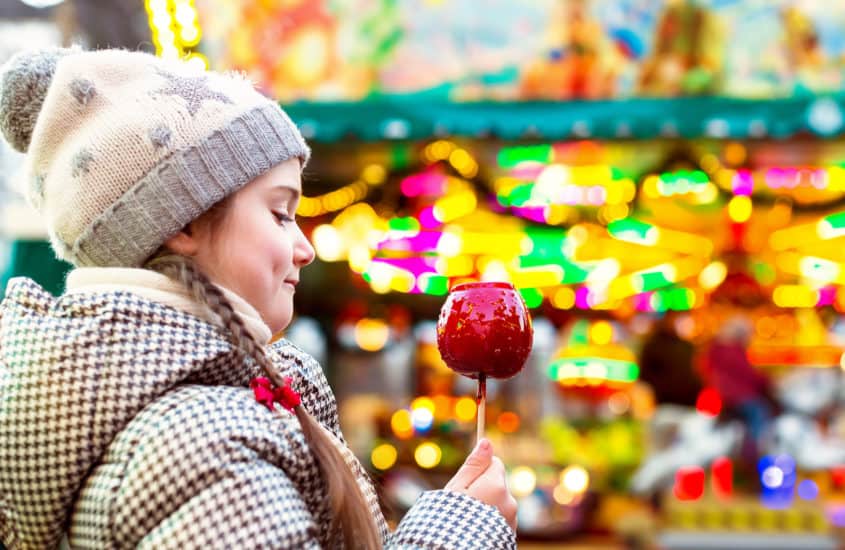 Mädchen freut sich über kandierten Apfel