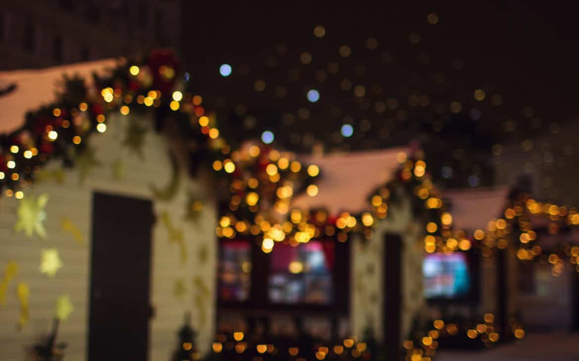 beleuchtete Weihnachtsmarktbuden