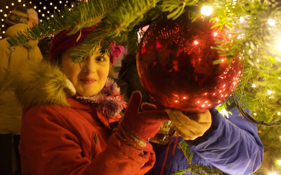 Dame hält Christbaumkugel