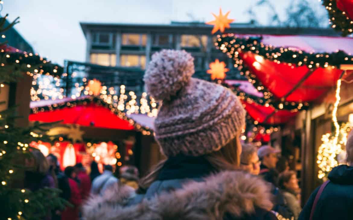Frau schaut auf den Weihnachtsmarkt
