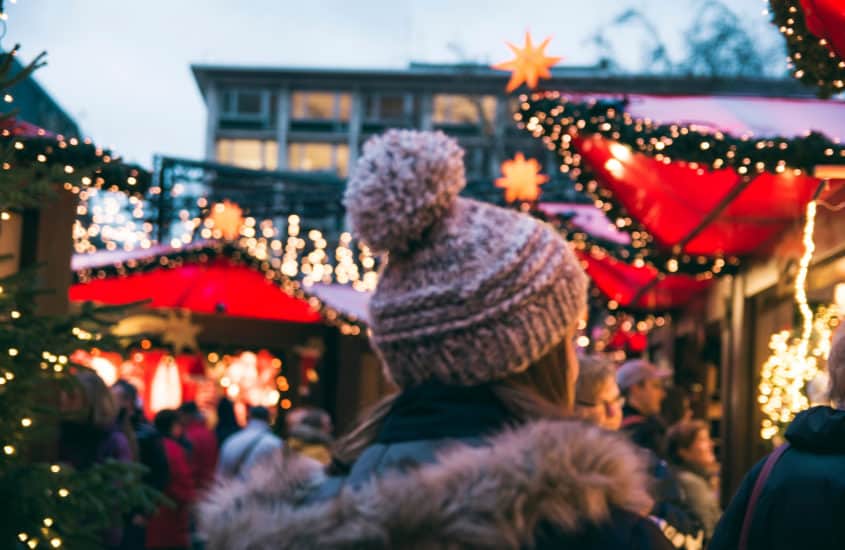 Frau schaut auf den Weihnachtsmarkt