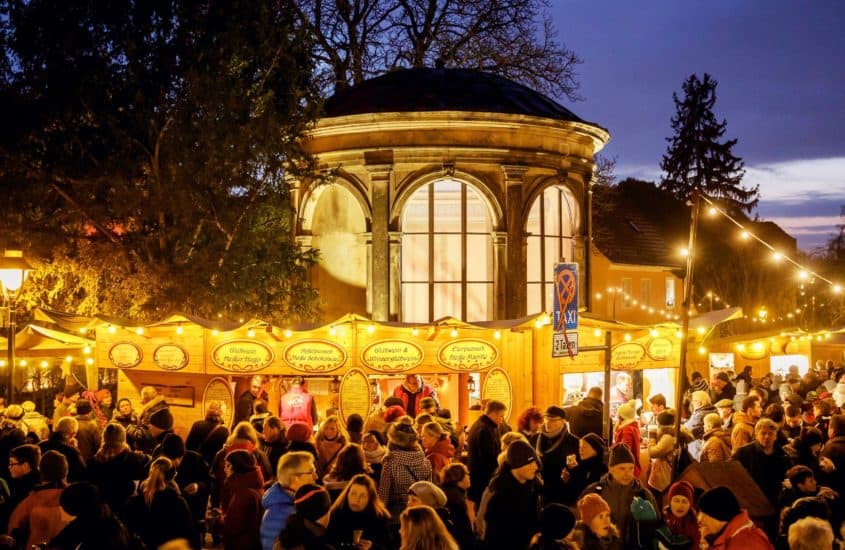 Menschen auf dem Weihnachtsmarkt beim Elbhangfest