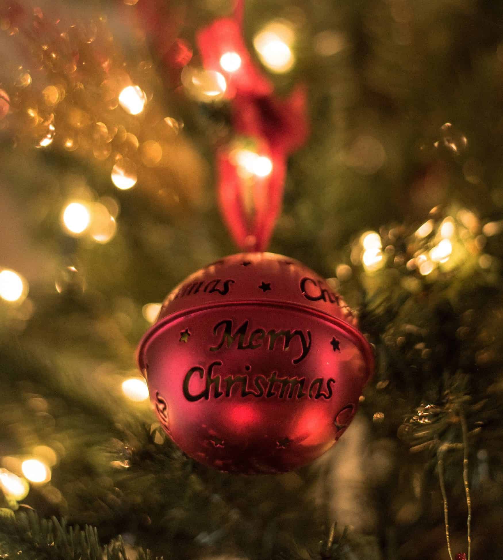 Christbaumkugel mit merry christmas aufschrift