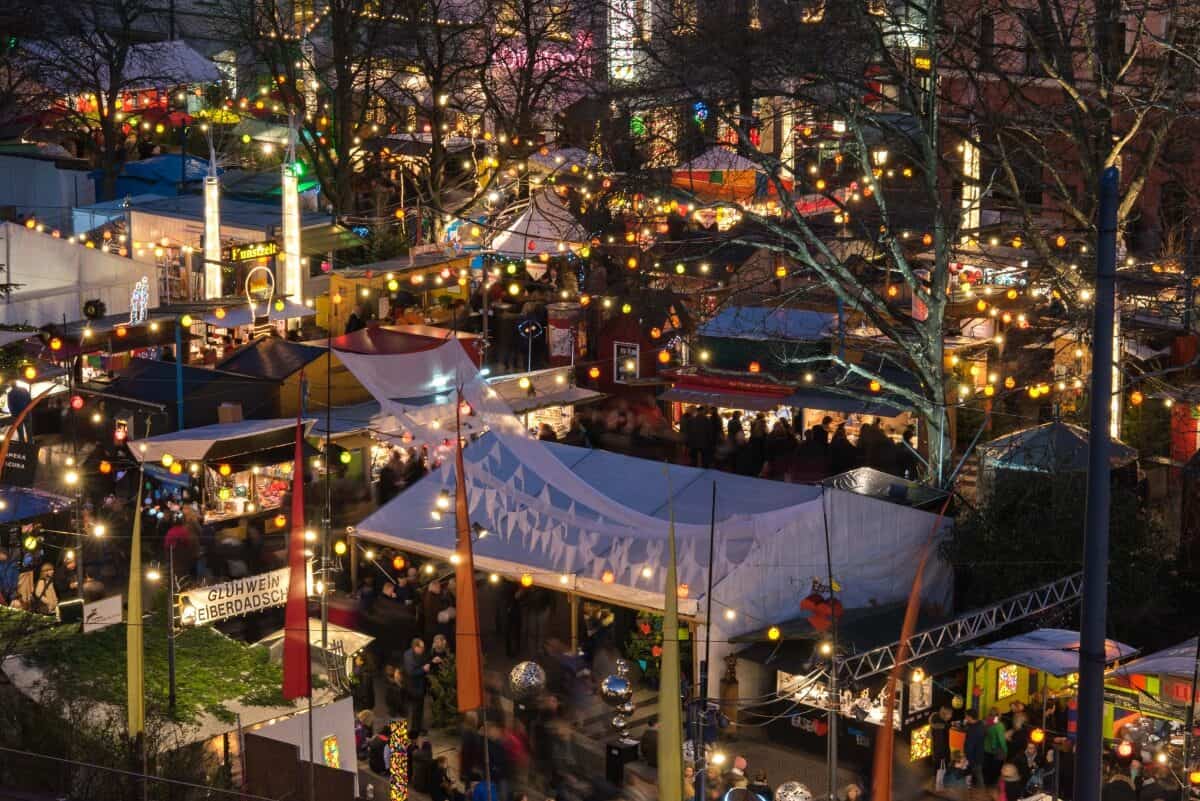 Schwabinger Weihnachtsmarkt mit vielen leuchtenden Ständen
