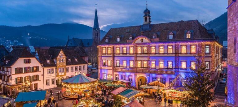 Weihnachtsmarkt Neustadt vor dem Rathaus