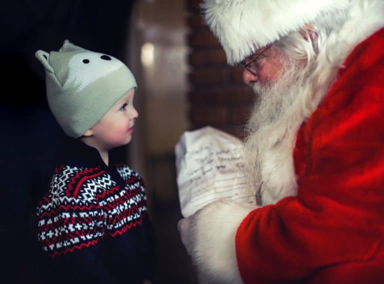 Nikolaus beschenkt ein kleines Kind