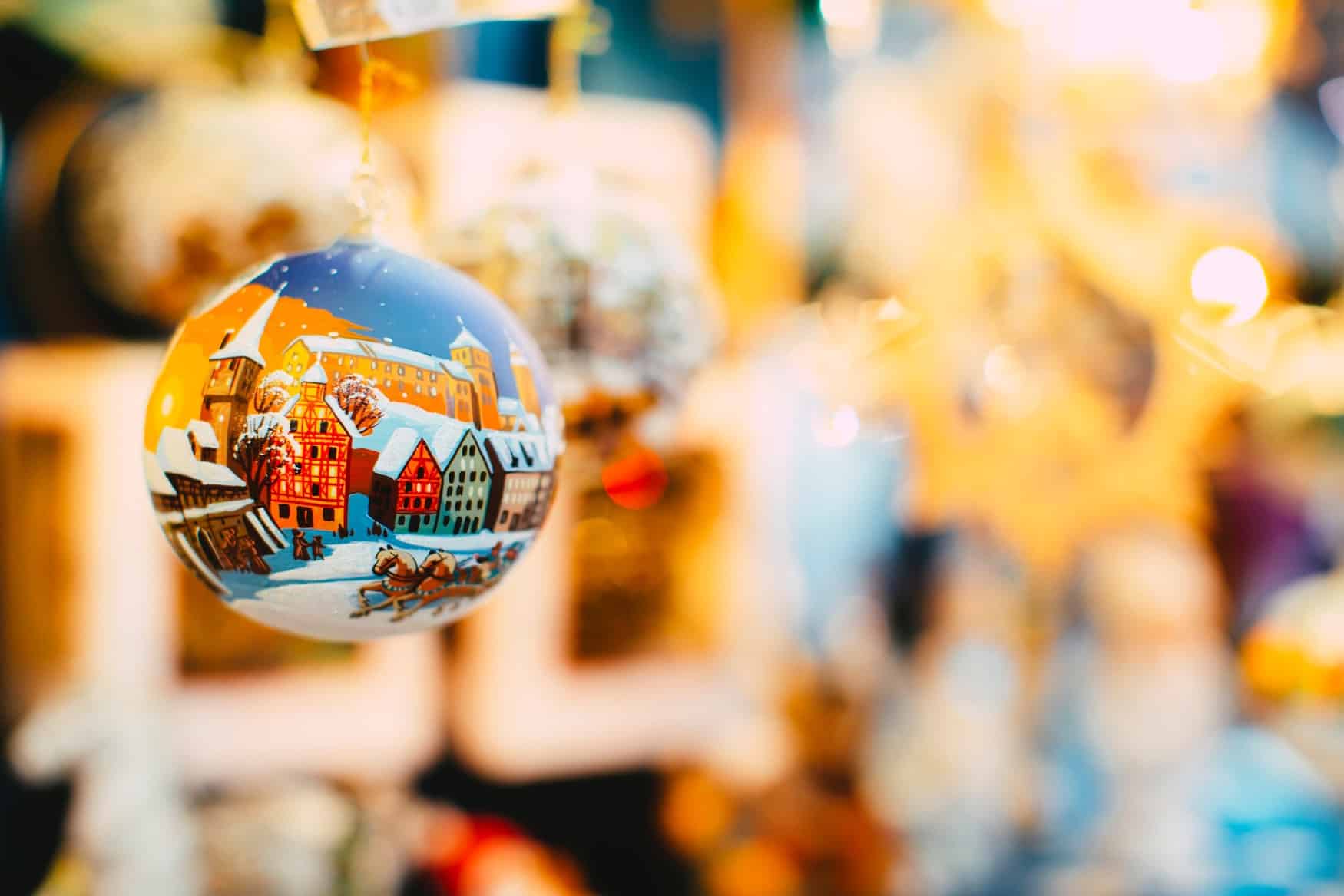 Christbaumkugel wird auf dem Christkindlesmarkt in Nürnberg verkauft