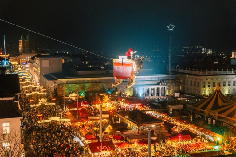 Weihnachtsmarkt Kassel, fliegender Weihnachtsmann