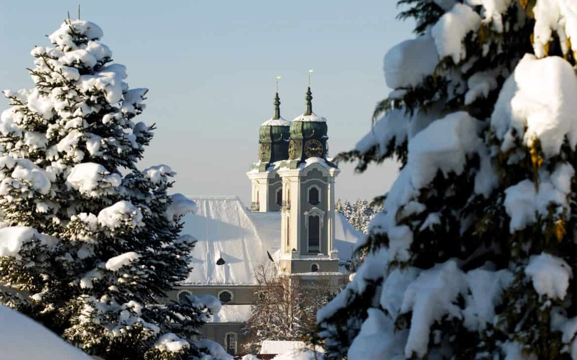 KulturBlick auf verschneite Kirche Lindenberg