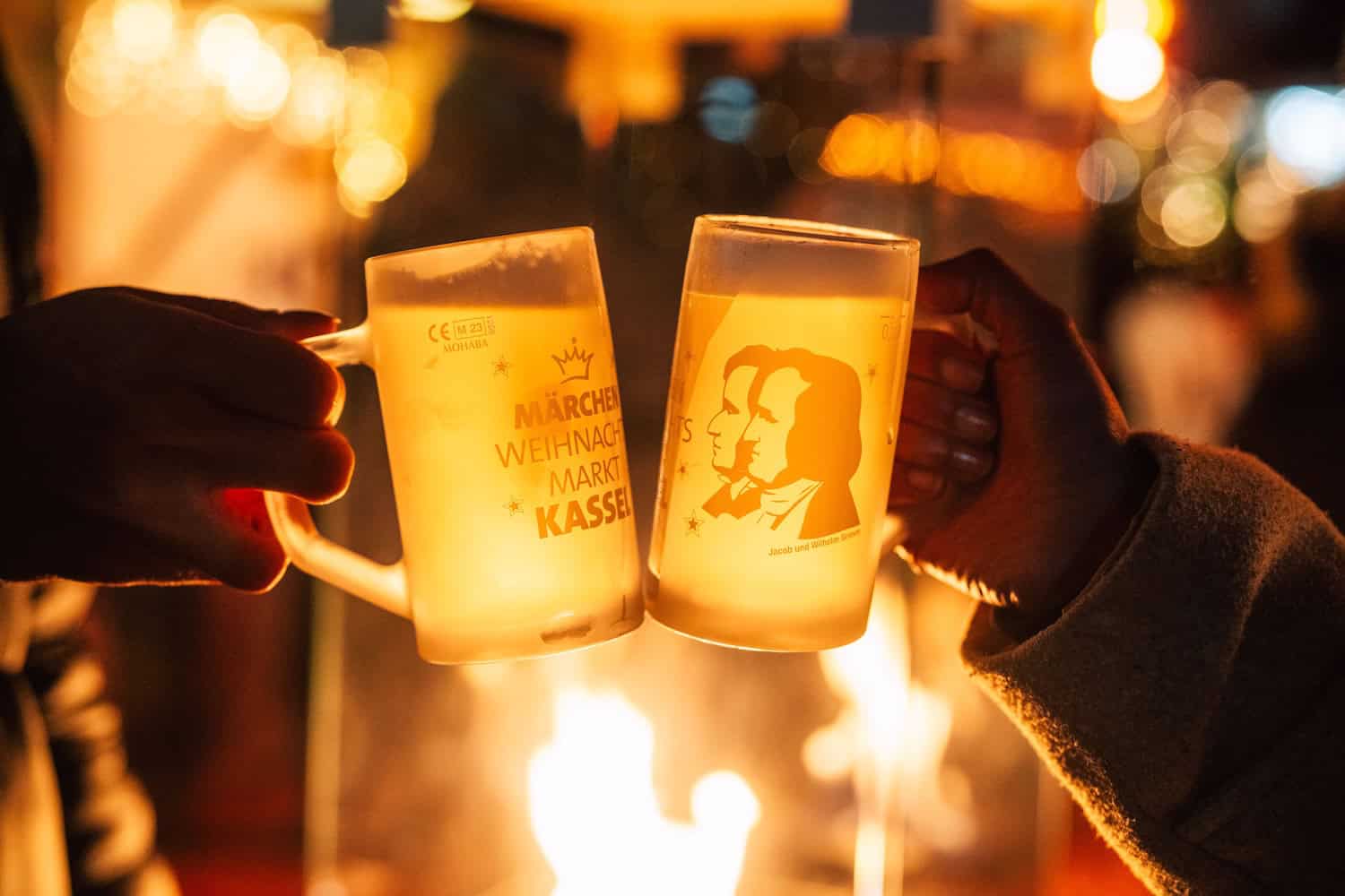 Märchen-Weihnachtsmarkt Kassel, 2 Hände halten Glühweintassen