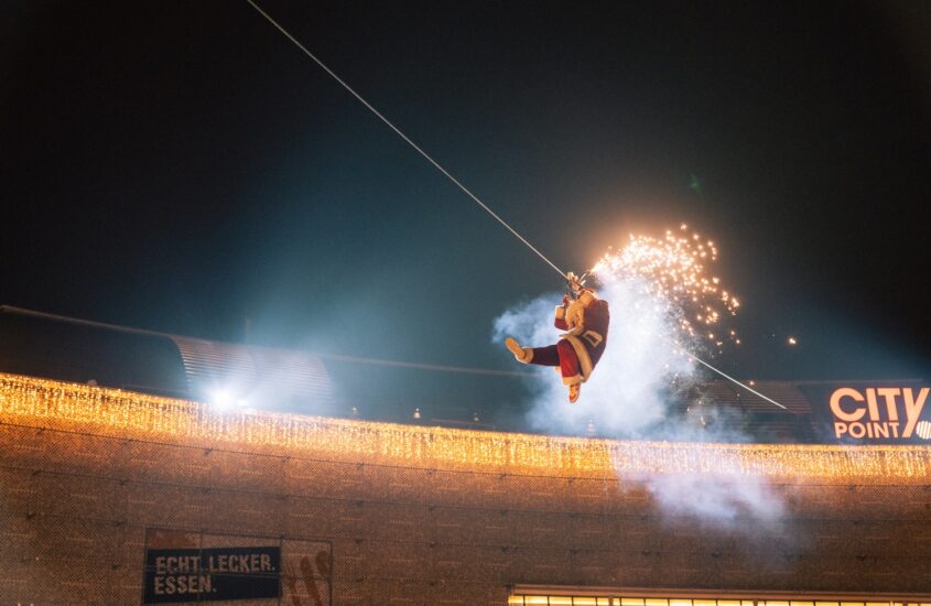 Märchen-Weihnachtsmarkt Kassel, fliegender Weihnachtsmann