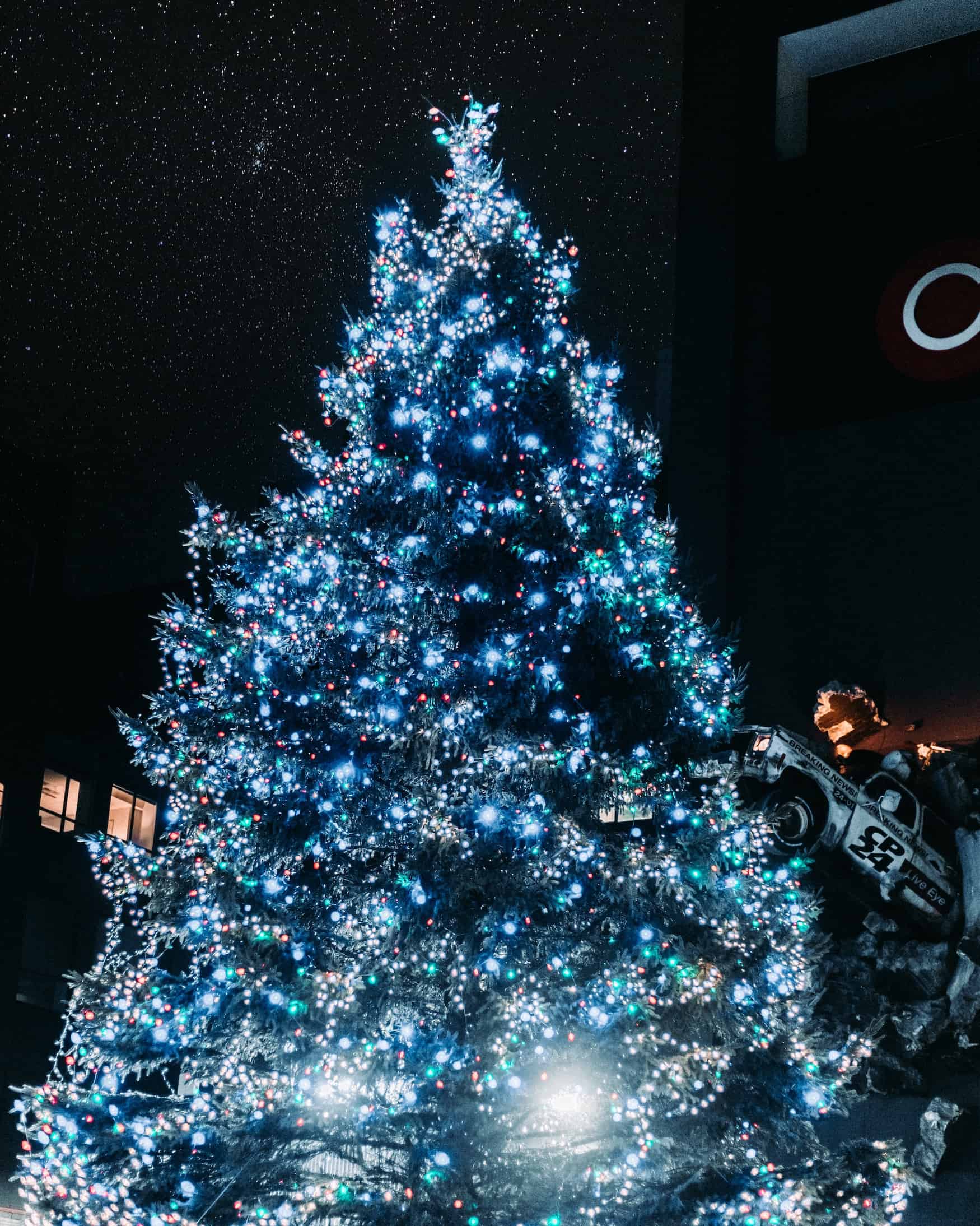 Weihnachtlich beleuchteter Christbaum