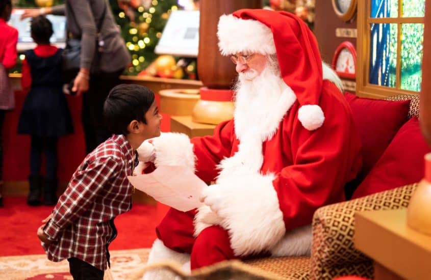 Nikolaus spricht mit Kind