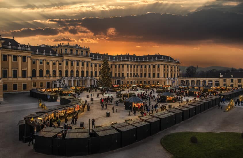 Schloss Schönbrunn Wien Weihnachtsmarkt bei Sonnenuntergang