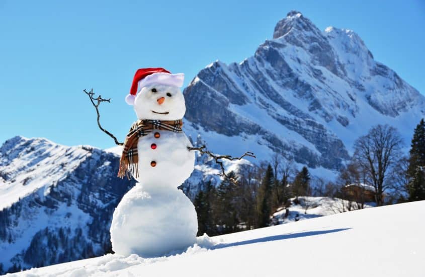 Schneemann in den Bergen