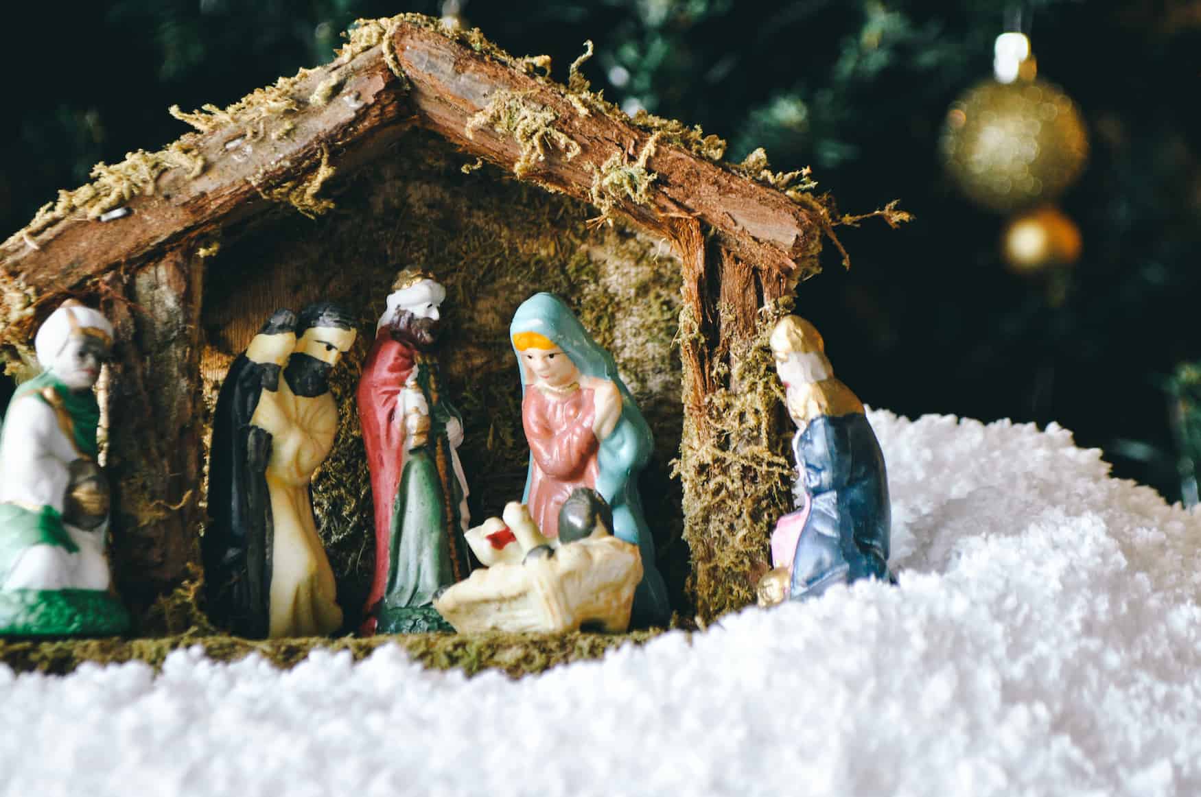 Weihnachtskrippe mit Maria, Joseph und Baby Jesus