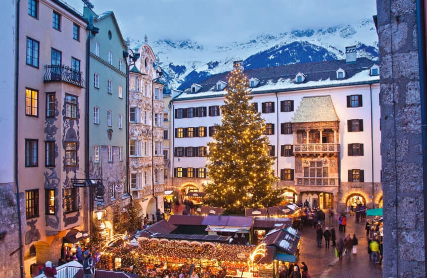 Die funkelnde und leuchtende Vorweihnachtszeit lässt sich auf den Weihnachtsmärkten in den österreichischen Alpen besonders genießen