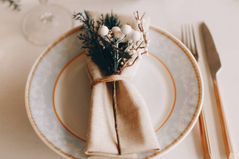 Tischdecke mit weihnachtlichem Geschirr