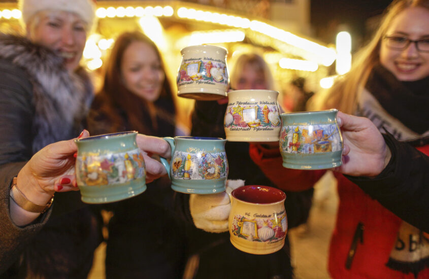 Auf dem Pforzheimer Weihnachtsmarkt kommt bei einer Tasse Glühwein weihnachtliche Stimmung auf.