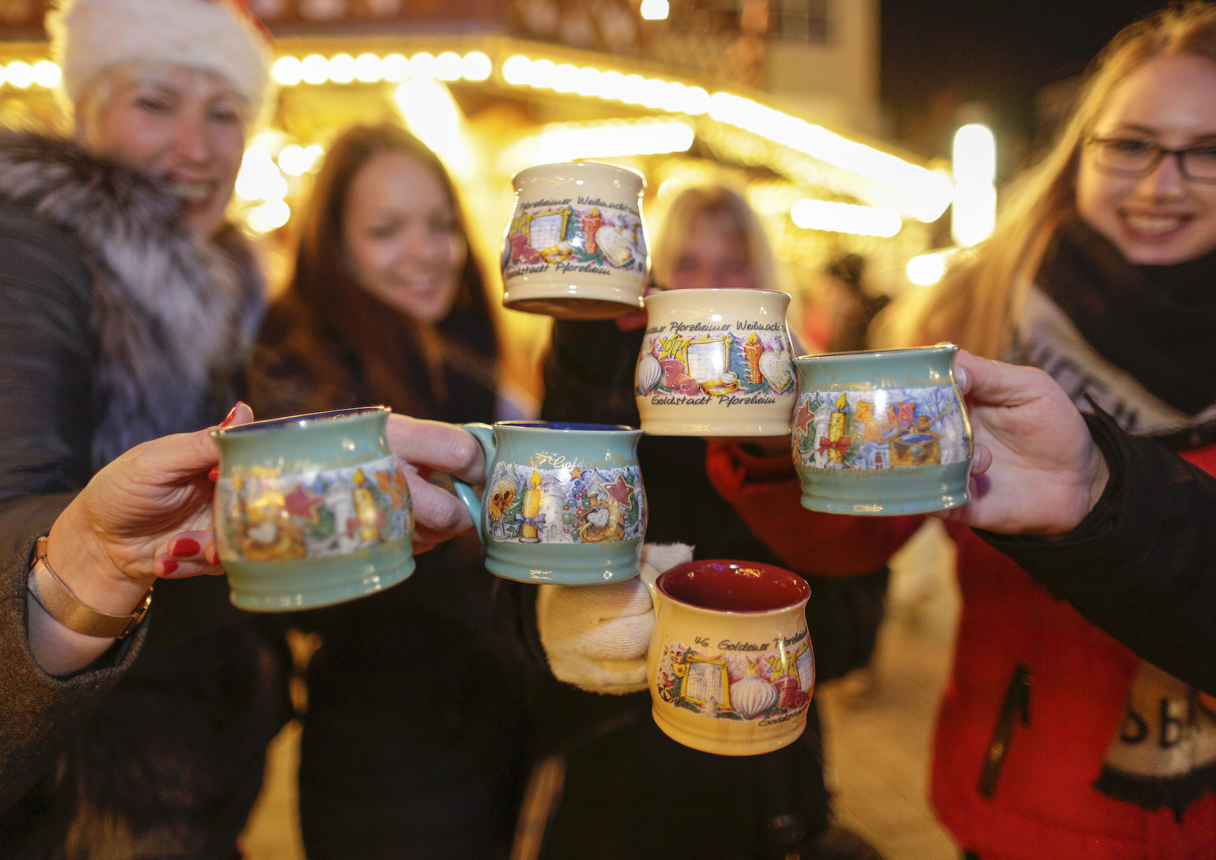 Auf dem Pforzheimer Weihnachtsmarkt kommt bei einer Tasse Glühwein weihnachtliche Stimmung auf.