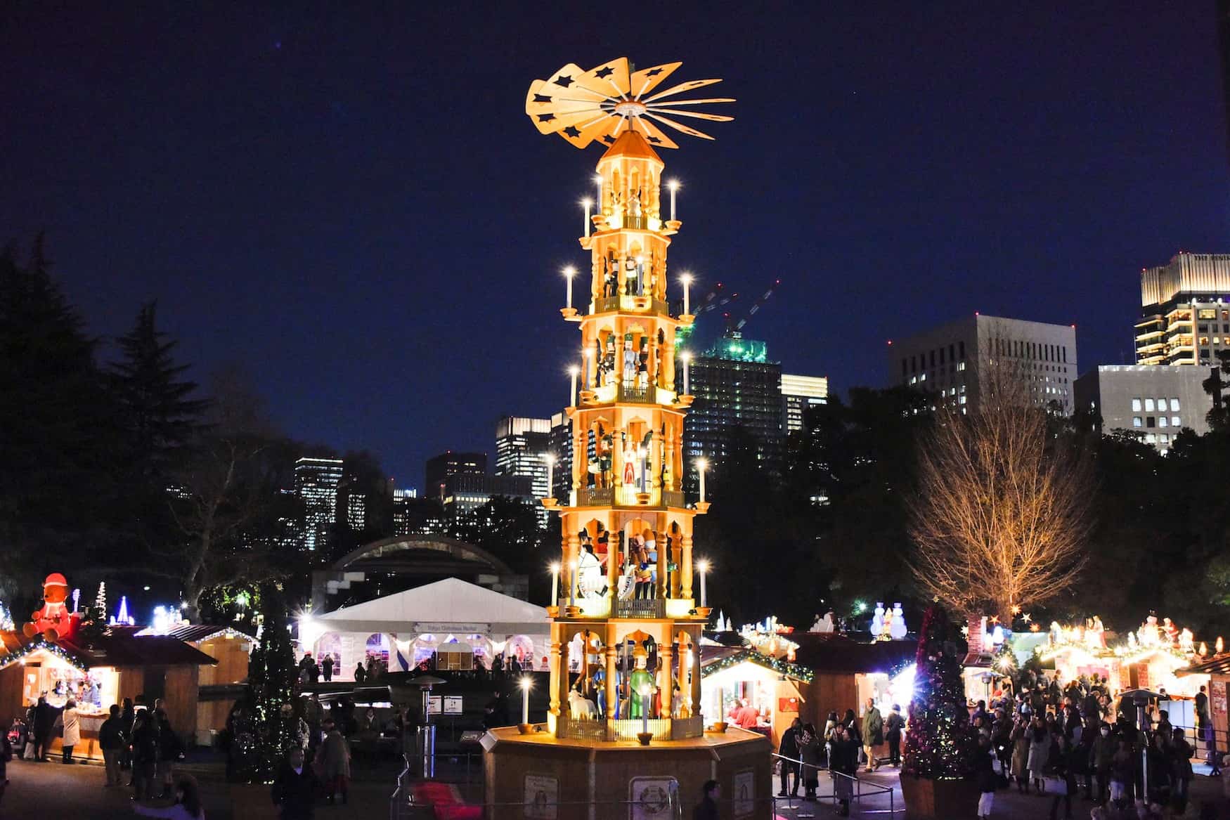 Der beliebte Hibiya Park in Tokios Stadtteil Chiyoda verwandelt sich in ein deutsches Weihnachtsmärchen.