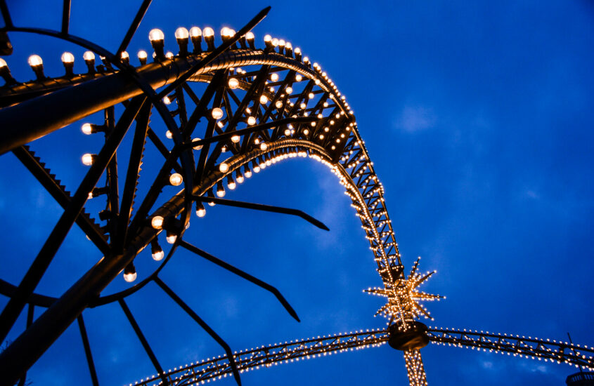 In der abendlichen Dämmerung leuchten die Lichterbögen mit Sternen auf dem Kö-Lichter-Markt in Düsseldorf hell.