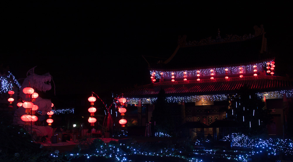Die Asiathemenwelt im Phantasialand ist zur Weihnachtszeit festlich mit Lichtern geschmückt.