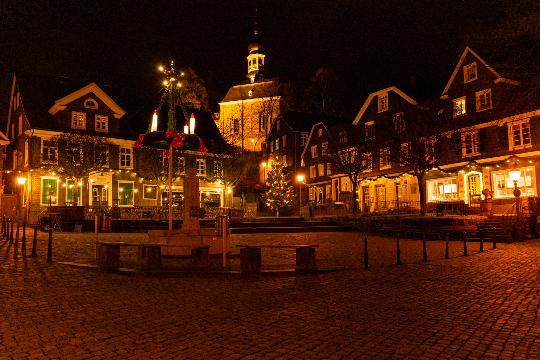 Der Stadtkern von Schloss Burg bei Solingen ist zur Weihnachtszeit festlich mit Lichtern und Kränzen geschmückt.