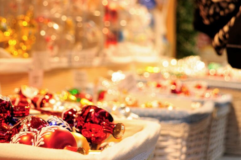 Ein Stand auf einem Weihnachtsmarkt mit bunten Christbaumkugeln für den Weihnachtsbaum.