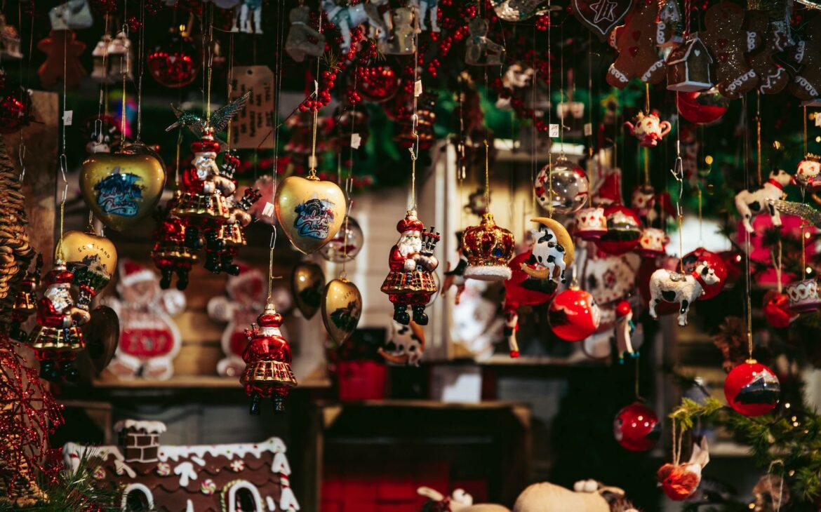Festlicher Schmuck und Kugeln für den Weihnachtsbaum beim Weihnachtsmarkt in Bergheim.