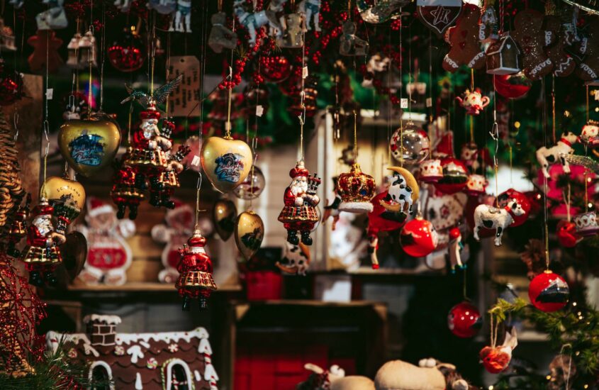 Festlicher Schmuck und Kugeln für den Weihnachtsbaum beim Weihnachtsmarkt in Bergheim.