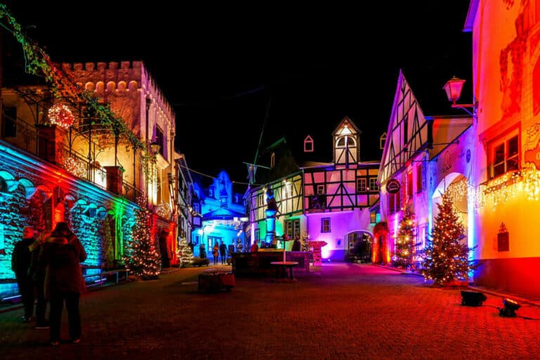 Der historische Ortskern von Winningen ist zur Weihnachtszeit festlich geschmückt und in guten Farben beleuchtet.