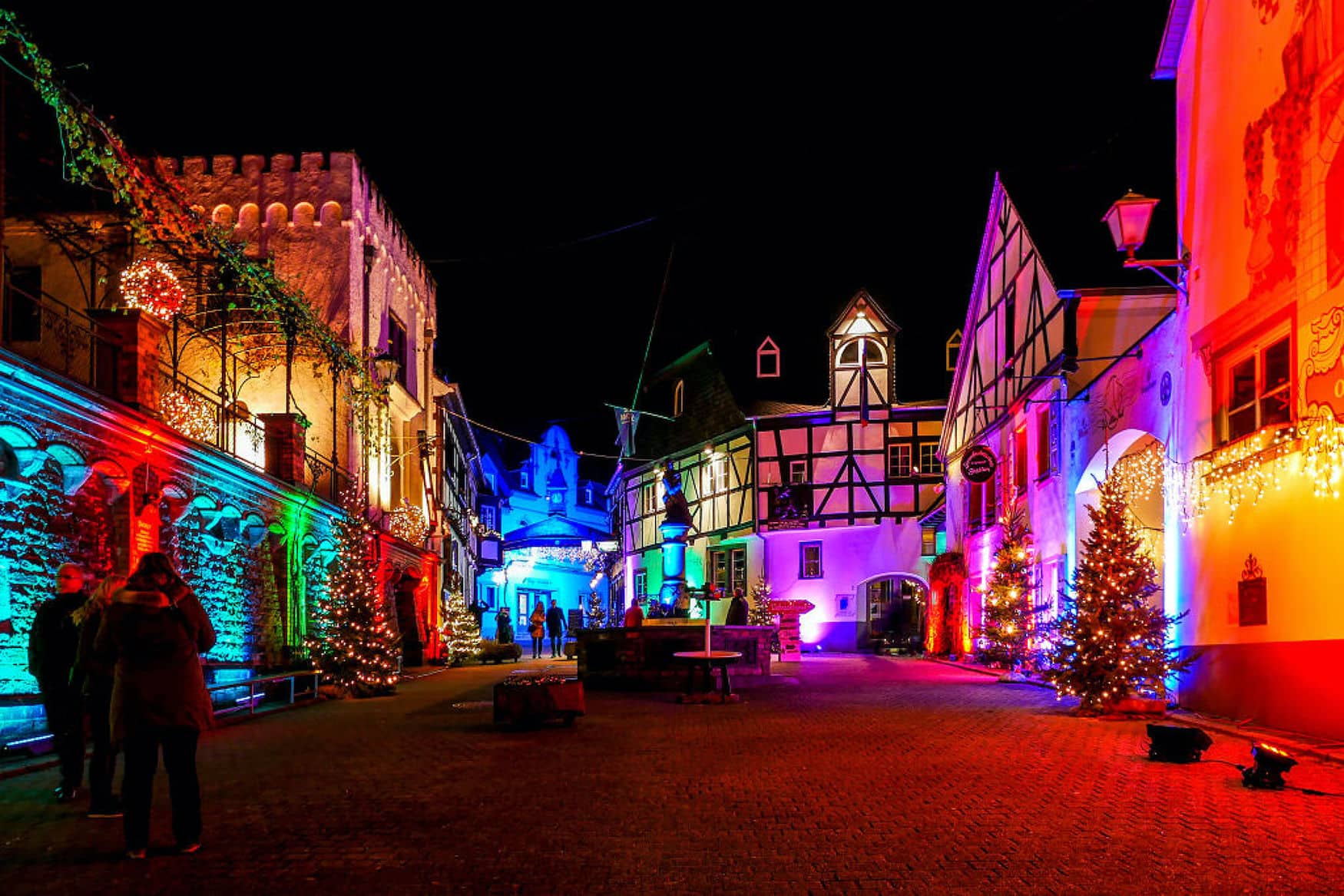 Der historische Ortskern von Winningen ist zur Weihnachtszeit festlich geschmückt und in guten Farben beleuchtet.