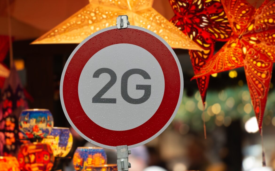2G-Schild am Eingang eines Weihnachtsmarktes in Deutschland, auf dem bestimmte Corona-Regeln gelten