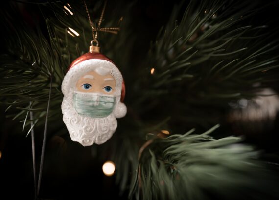 Weihnachtsmann mit Maske als Christbaumschmuck