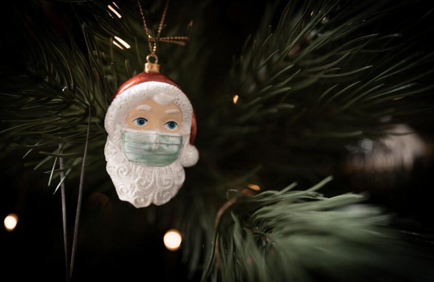 Weihnachtsmann mit Maske als Christbaumschmuck