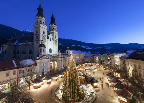 Weihnachtsmarkt Brixen in Südtirol bei Nacht