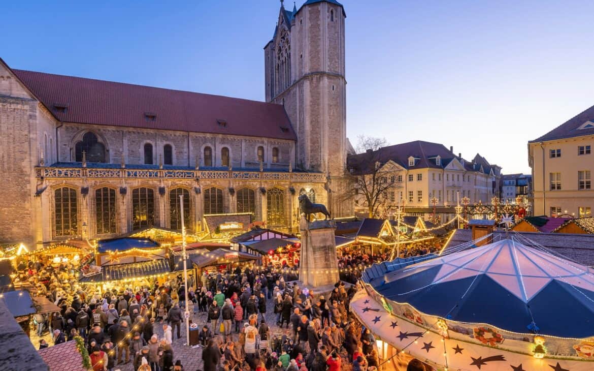 Menschen auf dem Braunschweiger Weihnachtsmarkt in Braunschweig, Niedersachsen