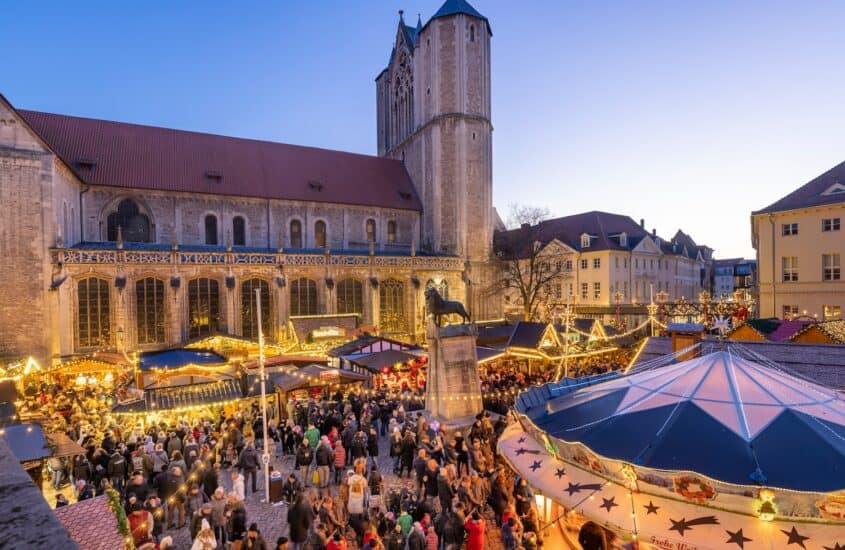 Menschen auf dem Braunschweiger Weihnachtsmarkt in Braunschweig, Niedersachsen