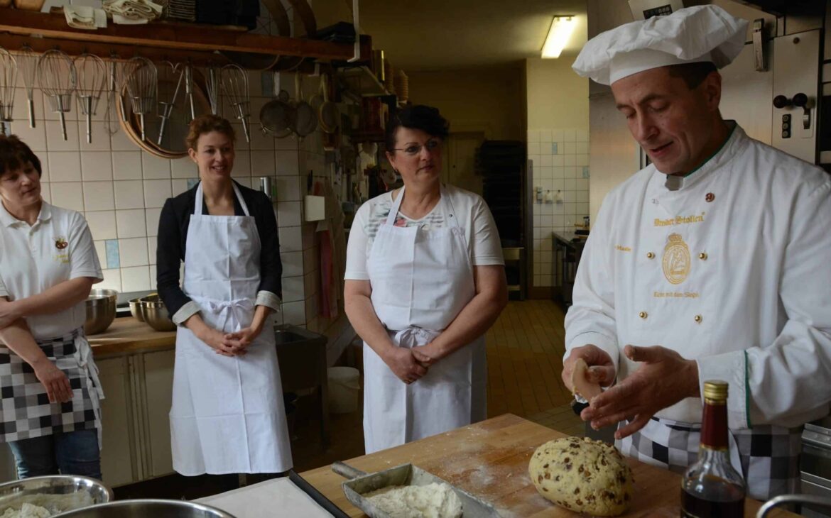 Bäckermeister H. Mueller erklärt und zeigt die Zubereitung des Stollens