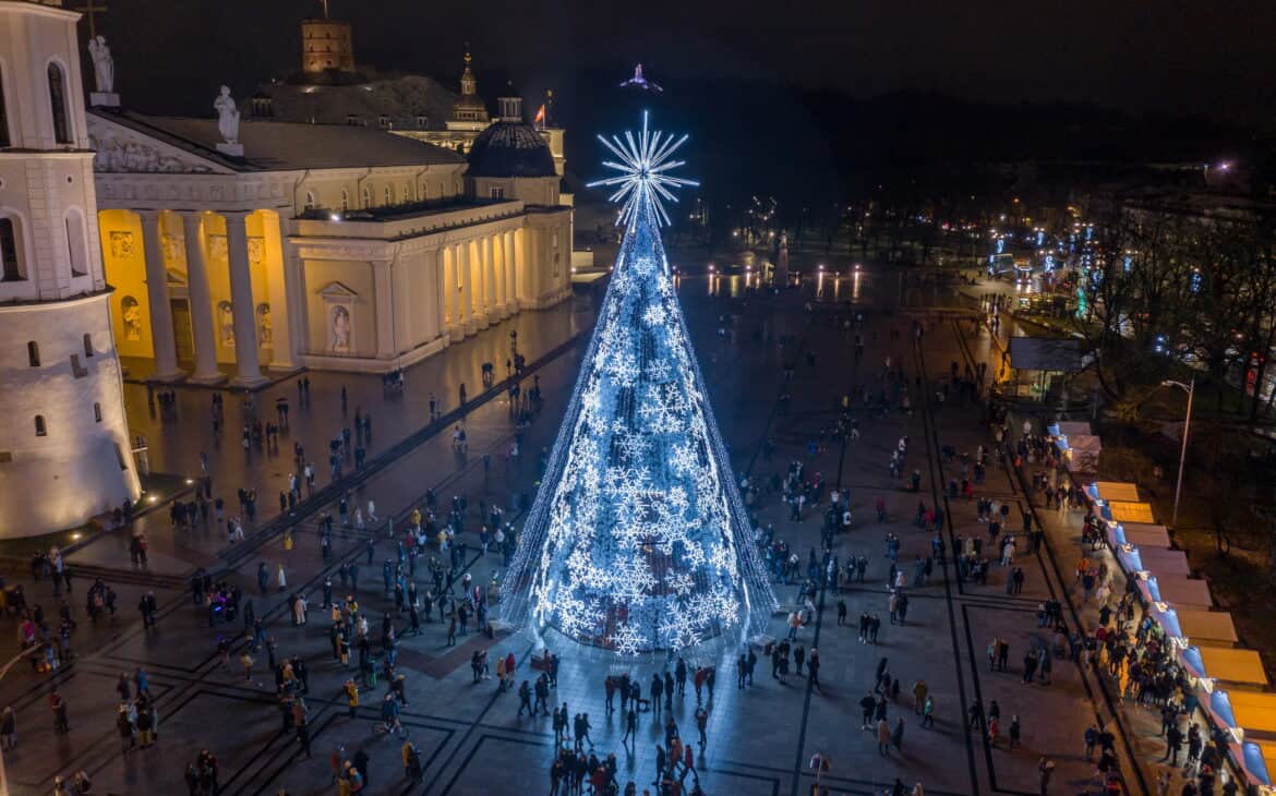 Festlich geschmückter Weihnachtsbaum auf dem Domplatz von Vilnius 2021