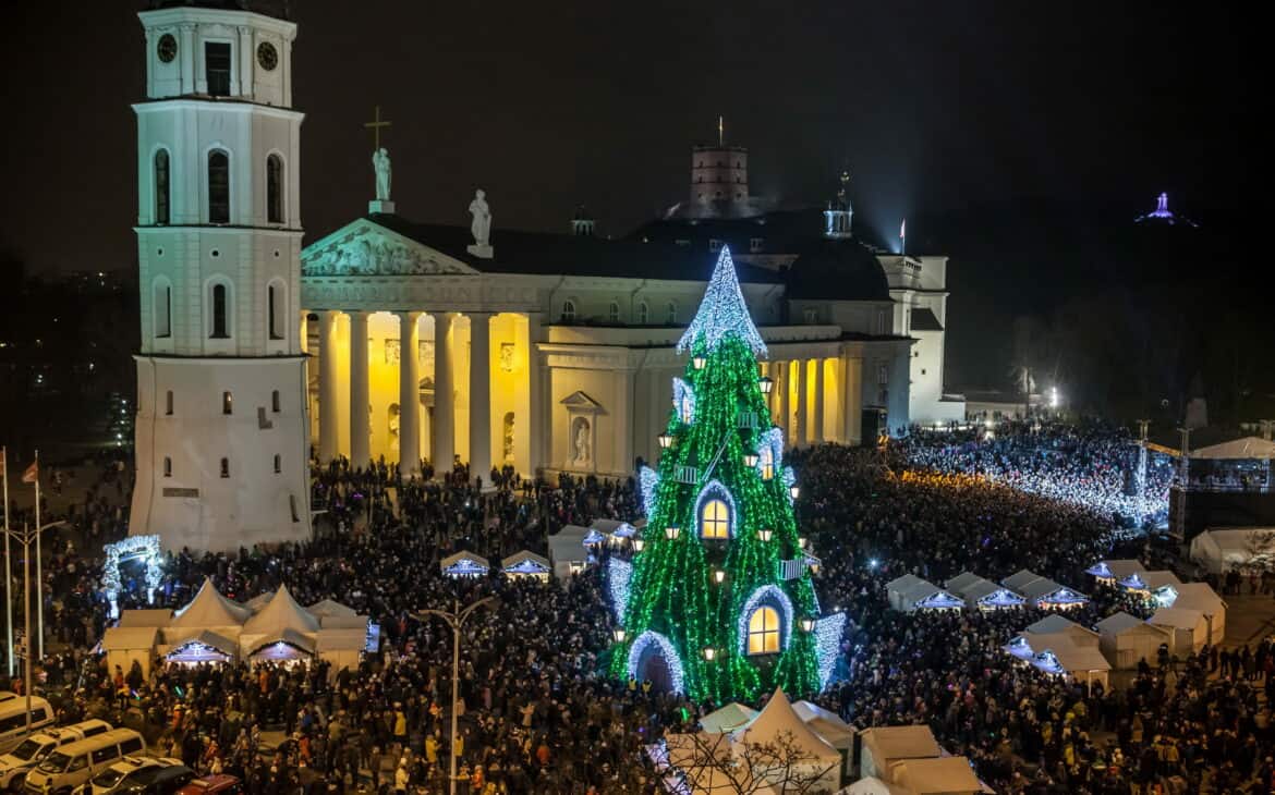 Festlich geschmückter Weihnachtsbaum auf dem Domplatz von Vilnius 2015