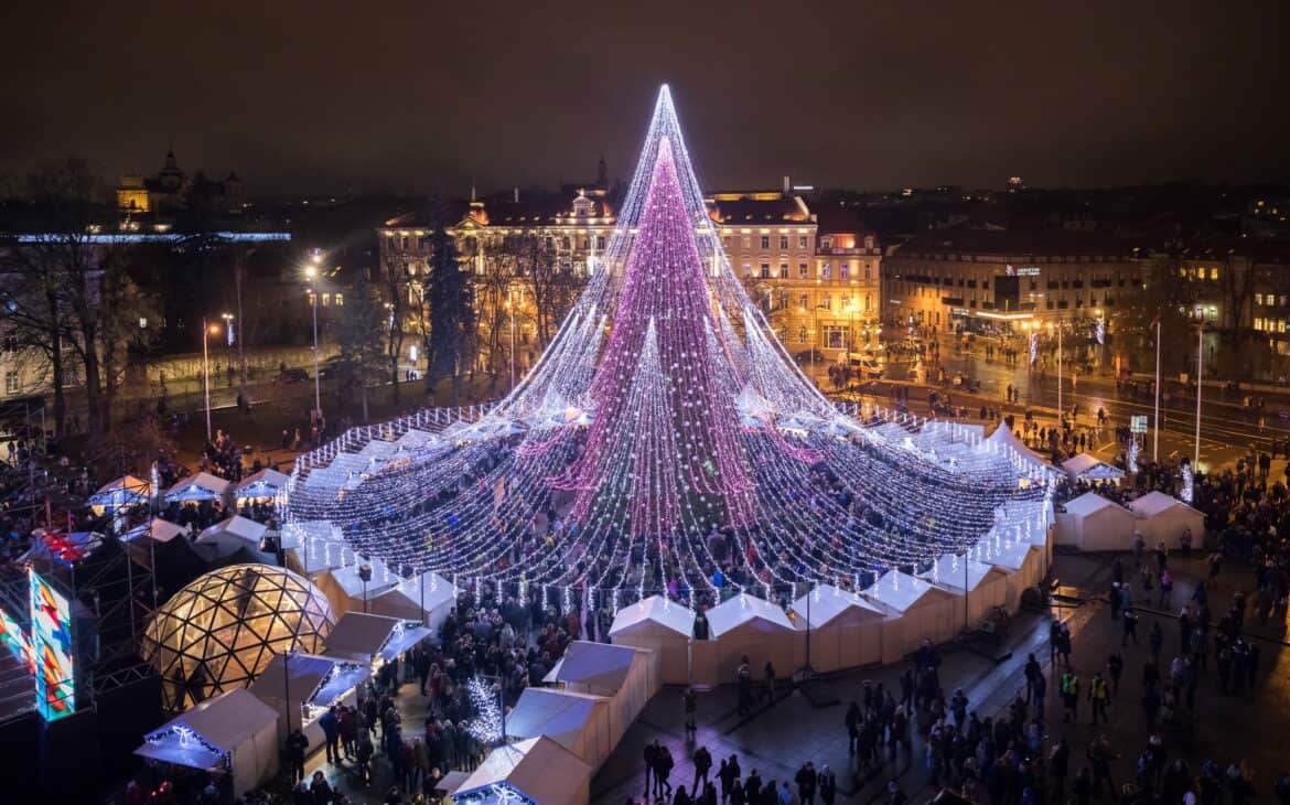 Festlich geschmückter Weihnachtsbaum auf dem Domplatz von Vilnius 2017