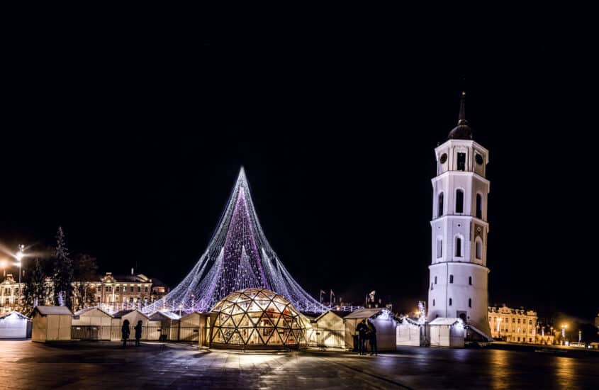 Festlich geschmückter Weihnachtsbaum auf dem Domplatz von Vilnius 201