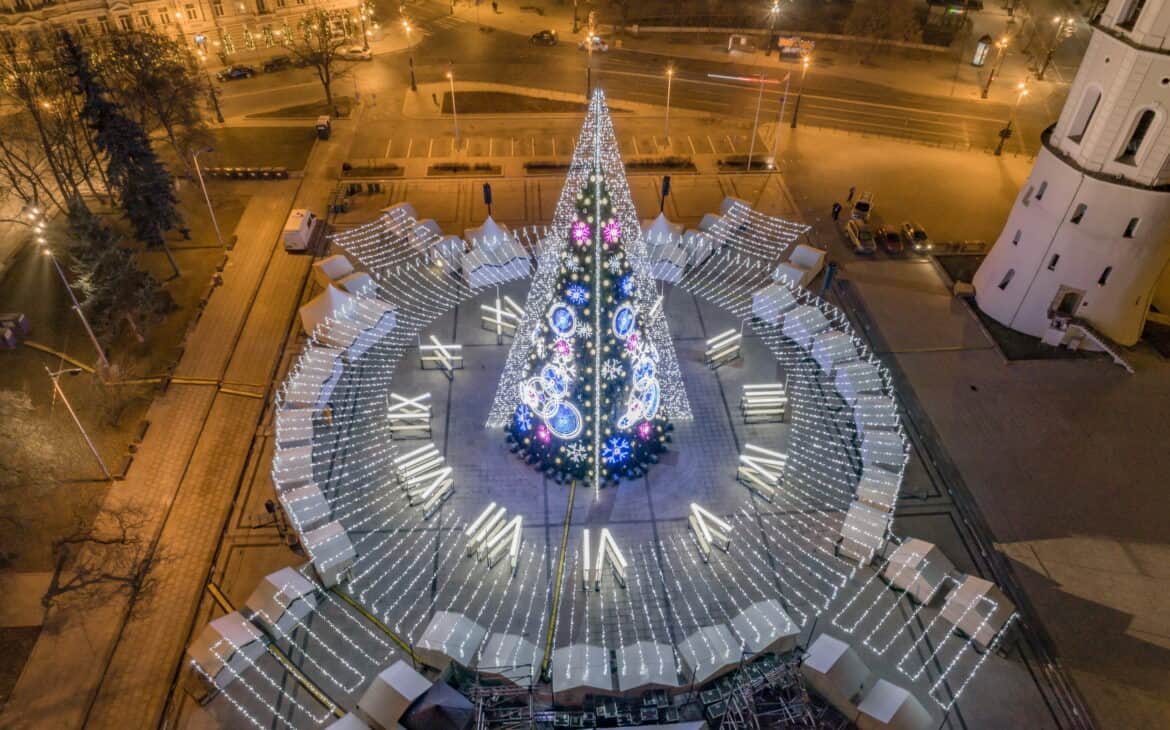 Festlich geschmückter Weihnachtsbaum auf dem Domplatz von Vilnius 2018