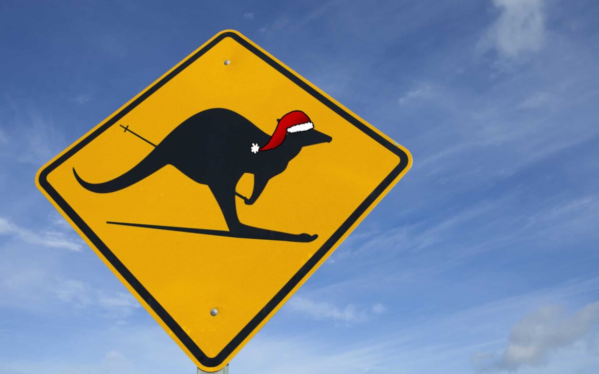 Schild mit Känguru auf Skiern und Weihnachtsmütze