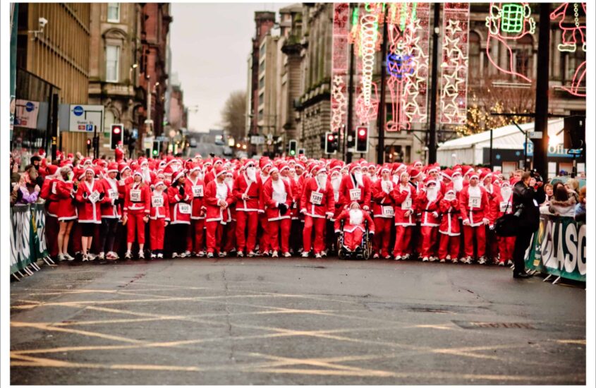 viele verkleidete Santas beim Santa Lauf