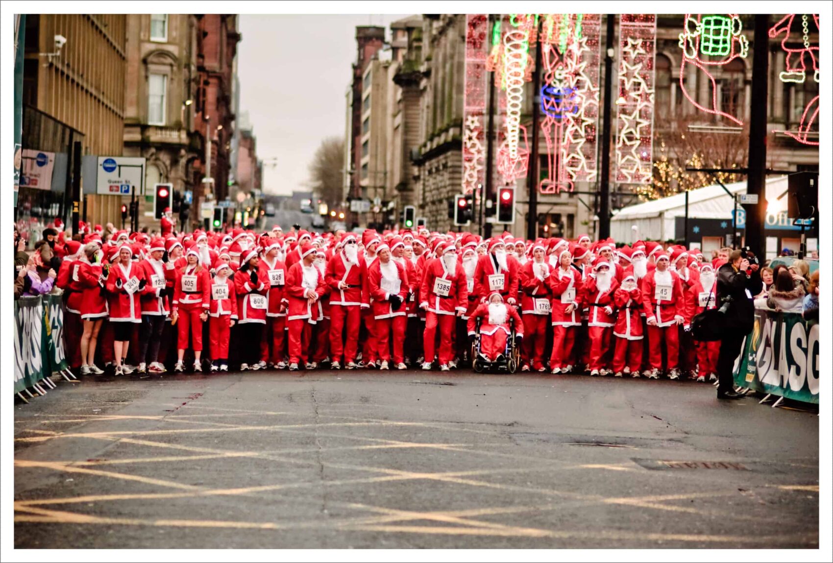 viele verkleidete Santas beim Santa Lauf