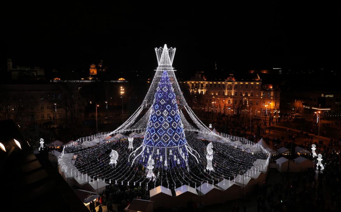 Festlich geschmückter Weihnachtsbaum auf dem Domplatz von Vilnius 2019